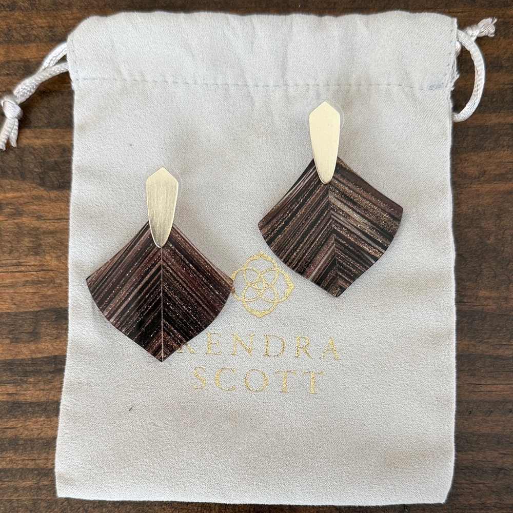 Kendra Scott Chevron Pattern Earrings in Brown and Gold